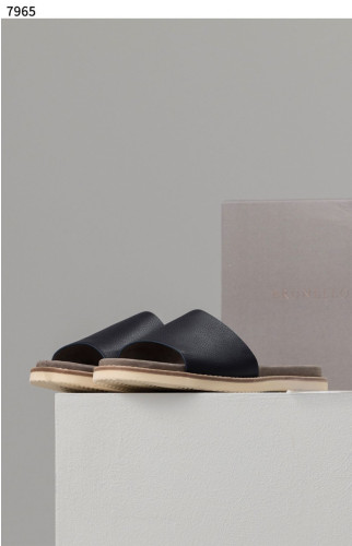 #브루넬로쿠치넬리 [Brunello Cucinelli] 수입프리미엄급 브루넬로 쿠치넬리 싱글 스트랩 suede슬리퍼 신상 입고💢 #태그 #신발 #7965