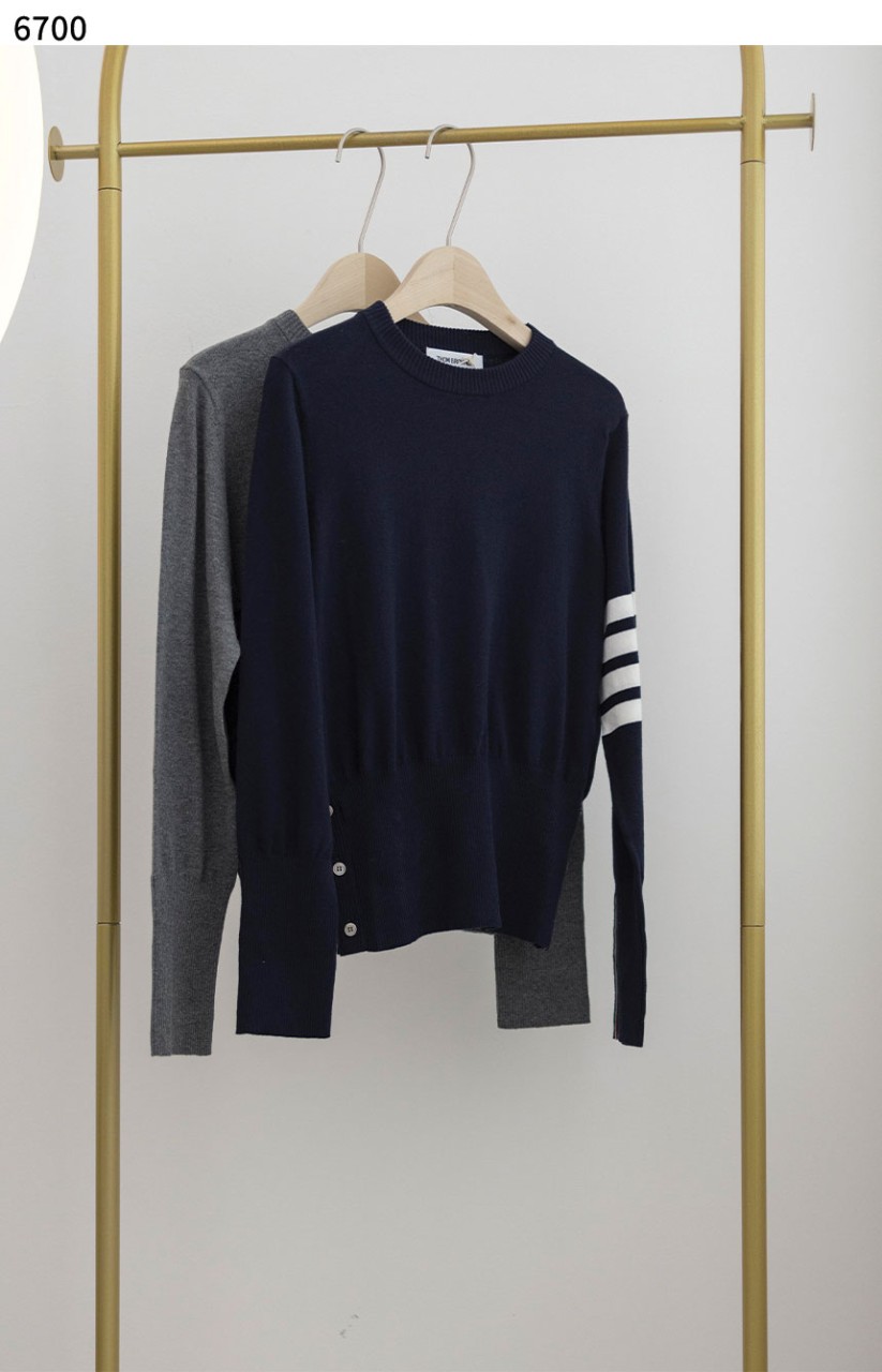 #톰브라운 [Thom Browne] 코튼 크레이프 밀라노 스티치 4-바 크루넥 스웨터 신상재입고💢 #상의 #니트 #6700