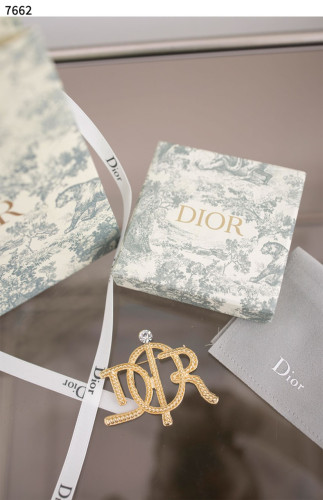 #디올 [Christian Dior] 디올 오블리크 참 브로치 신상입고💢 #브로치 #7662