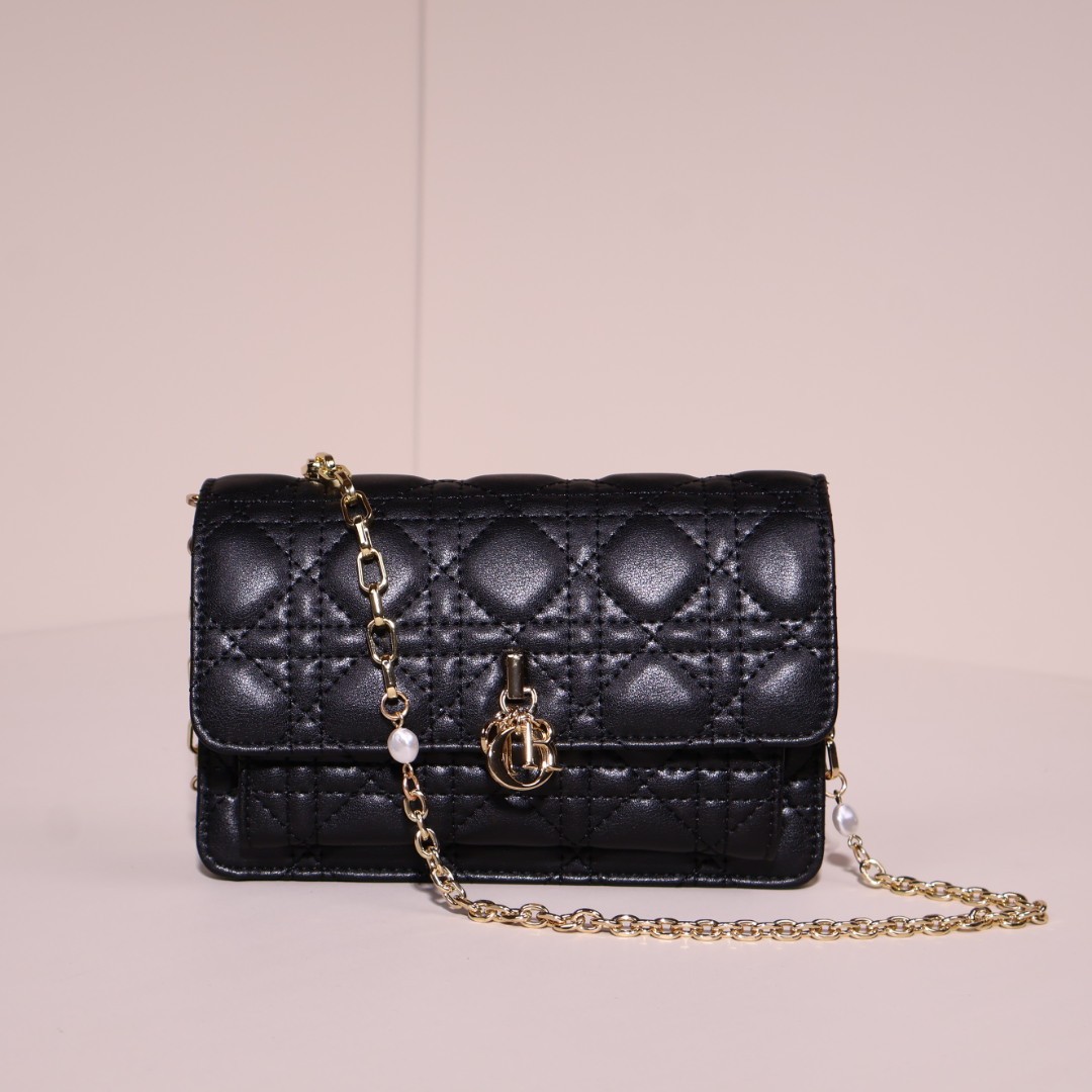 ✨디올 레이디 체인 파우치 라뗴 까나쥬 램스킨 ✨