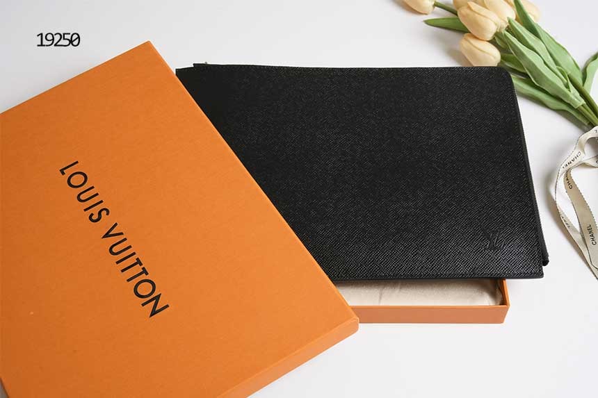 🔆 [Louis Vuitton] 루이비통 타이가 클러치 백 🔆