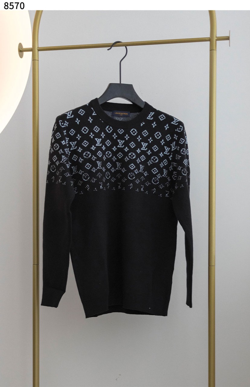 #루이비통 [Louis Vuitton]  남성 그라디언트 모노그램 로고 스웨터 신상입고💢 #상의 #니트 #8570