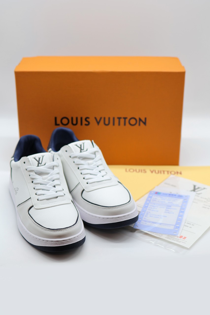 #루이비통 화이트 이니셜 포인트 스니커즈.