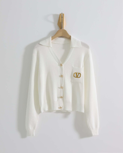 #발렌티노 [ V.L.T.N ]  V넥 골드 로고 자수 가디건 입고💢 #여성의류 #가디건