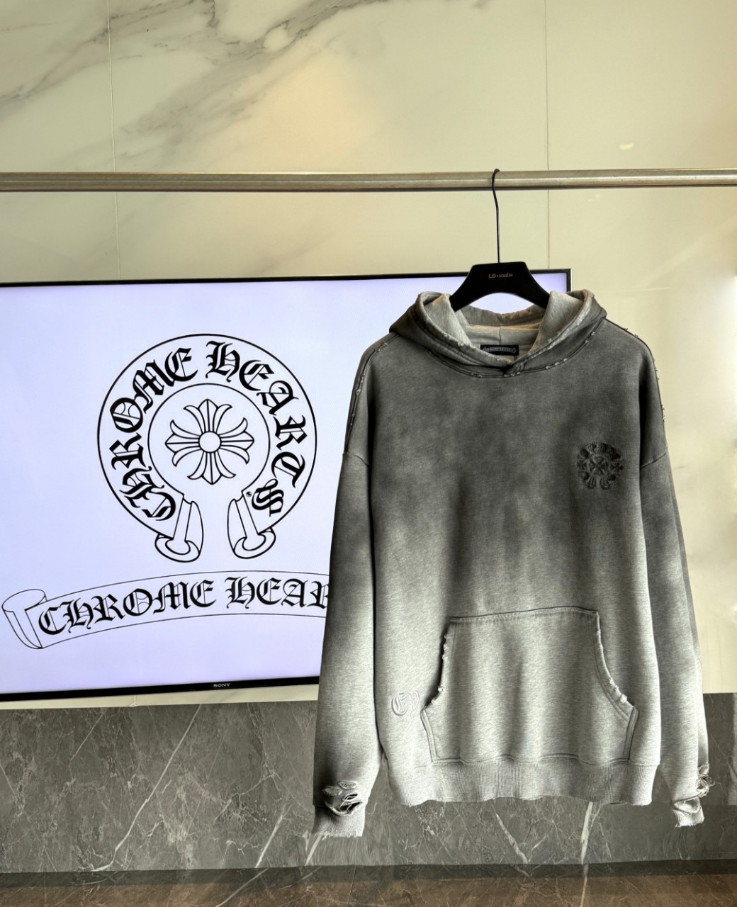 2025 크*** ChromeHearts 빈티지 더티 후드티 입고~