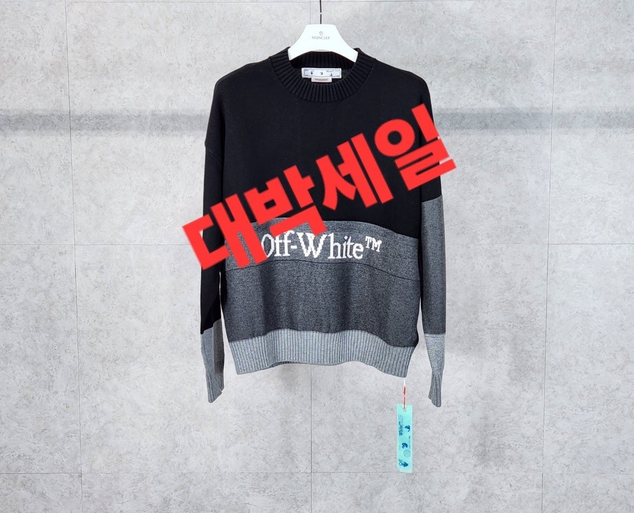 오*프화이트 컬러 블럭로고 스웨터 니트 입고~