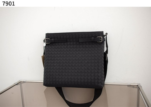 #보테가베네타 [BOTTEGA VENETA] 무광 카프스킨 인트레치아토 스트랩 크로스 백 신상입고💢 #가방 #7901