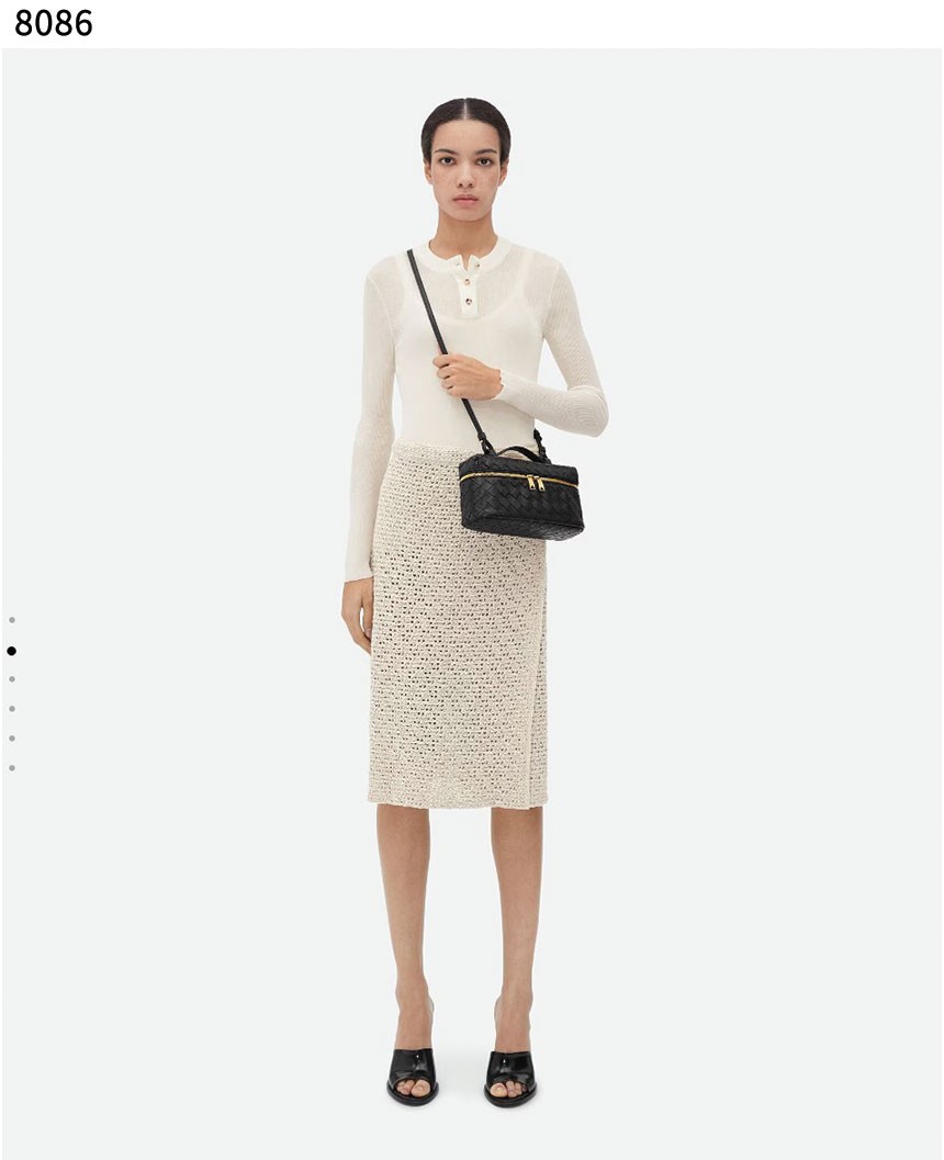 #보테가베네타 [BOTTEGA VENETA] 스트랩 장식의 베니티 케이스 신상입고💢 #가방 #8086