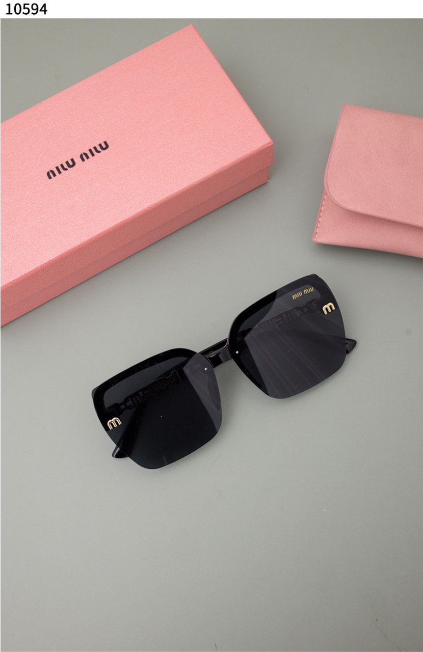 UM #미우미우 [MIU MIU] 미우미우 스퀘어 블랙 선글라스 신상입고💢 #선글라스 #10594