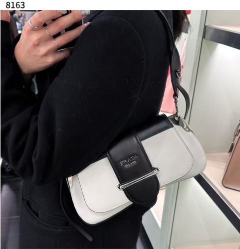 #프라다 [PRADA] 수입프리미엄급 프라다 시도니 레더 숄더백 신상 입고💢 #태그 #가방 #8163