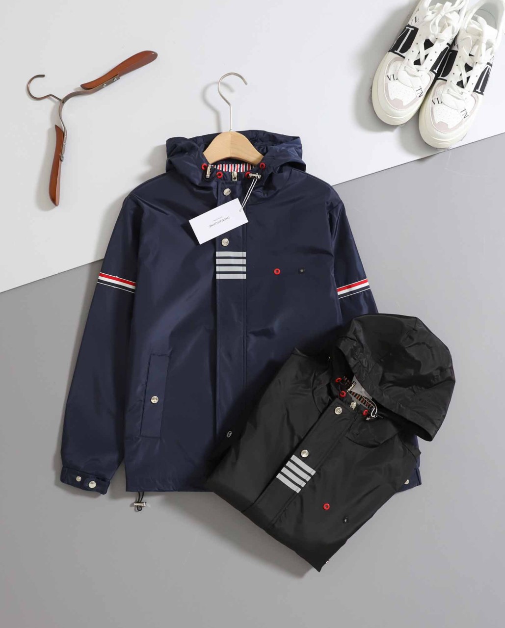 #톰브라운 [ Thom ] 사선 암밴드 바람막이 후드 자켓 입고💢 #남성상의 #자켓