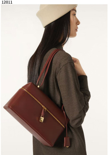 #로로피아나 [LOLO PIANA] 수입프리미엄급 로로피아나 엑스트라 백 신상 입고💢 #태그 #가방 #12011