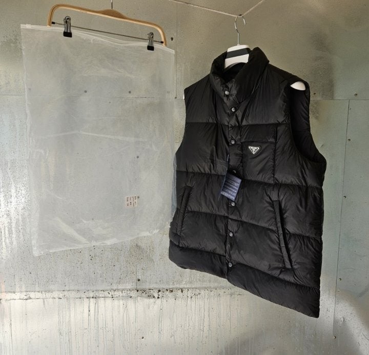 💕 프** 트라이앵글 로고 패딩 조끼