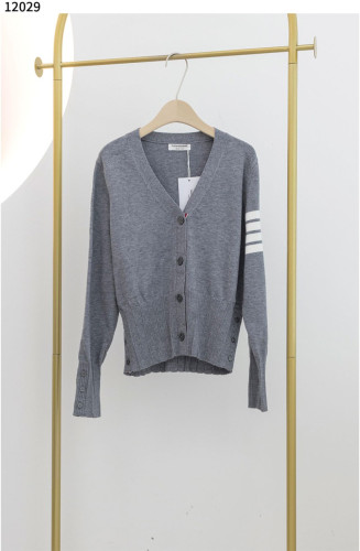 #톰브라운 [Thom Browne] 여성 니트웨어 밀라노 스티치 브이넥 메리노 가디건 신상입고💢 #상의 #니트 #12029