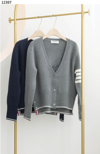 #톰브라운 [Thom Browne] 파인 메리노 인타르시아 기스 사선 브이넥 가디건 신상입고💢 #상의 #니트 #12397