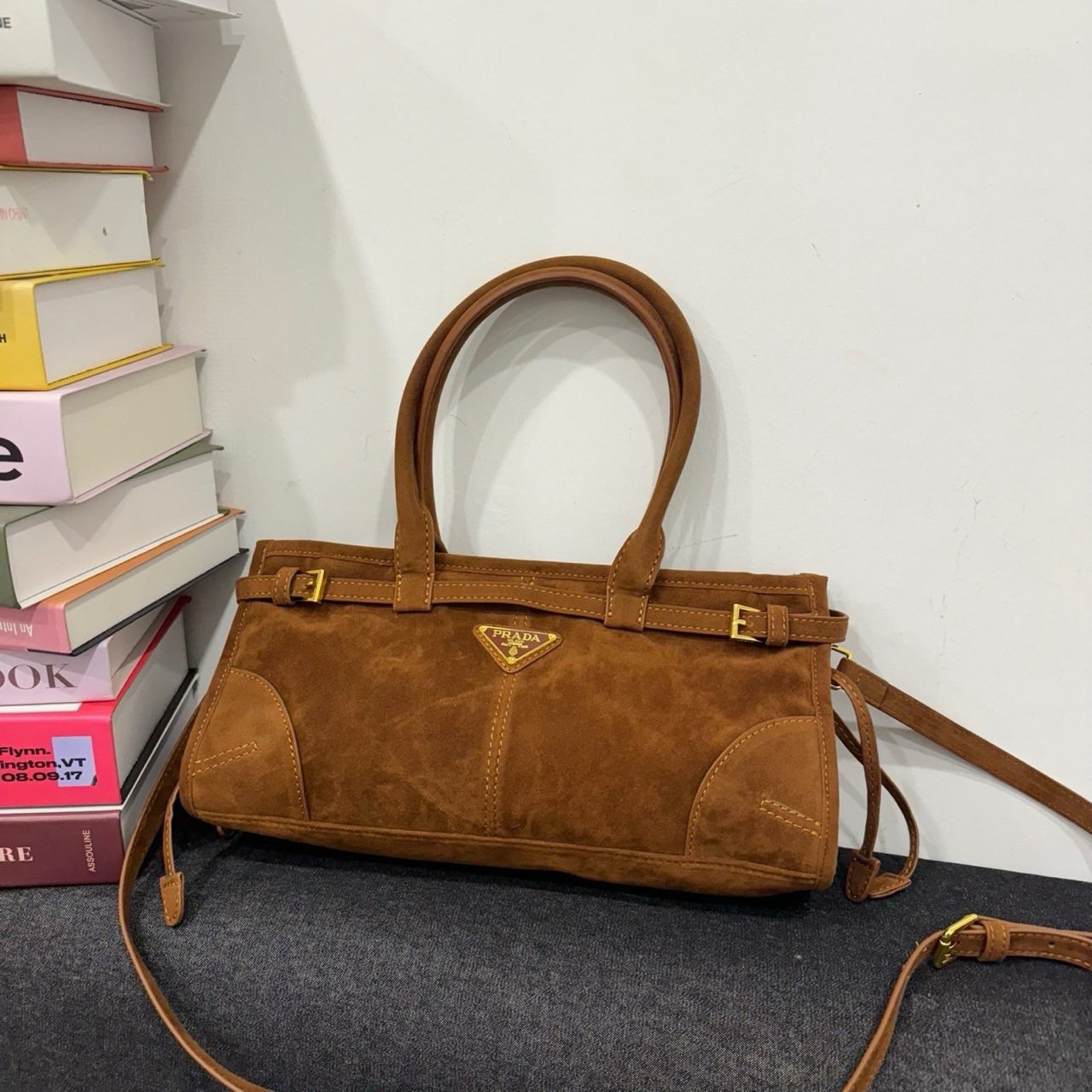 🤴🏻 #프라다 미디엄 스웨이드 핸드백 🤴🏻