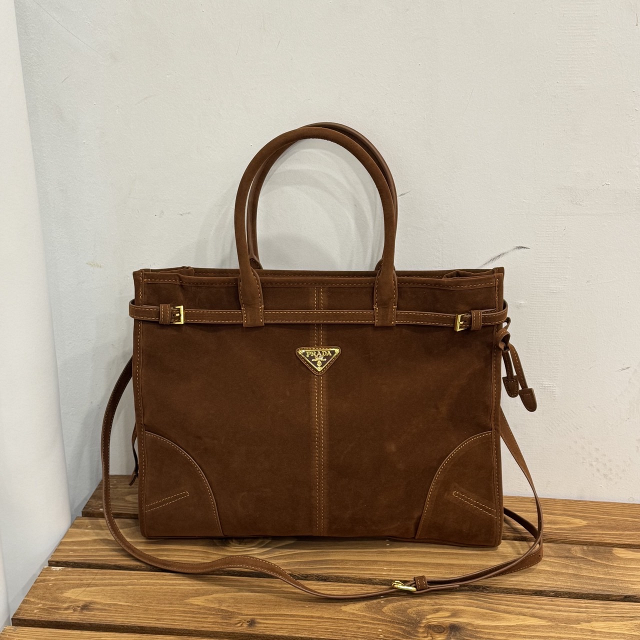 🤴🏻 #프라다 스웨이드 토트백 🤴🏻신상 입고🤴🏻