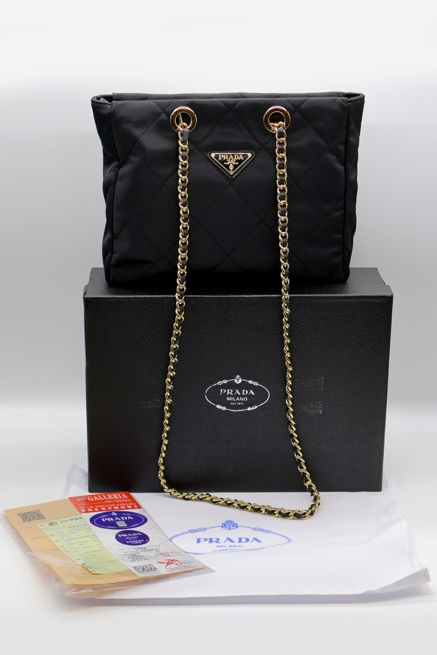 #프라다 리에디션 1995 미디엄 리나일론 솔더백 (매장판)