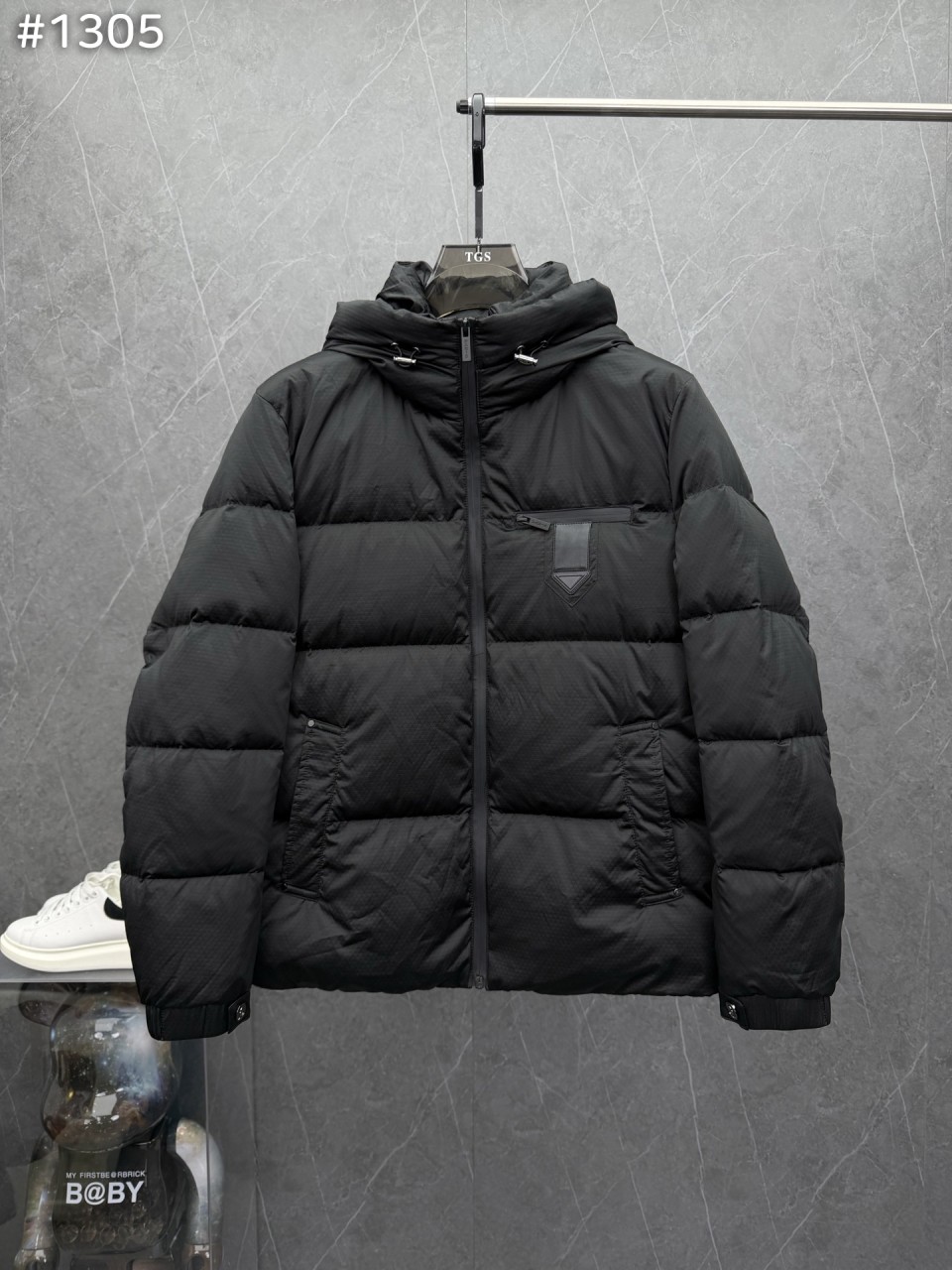 #프라다 파리스 트라이앵글 탭 후드 다운 자켓