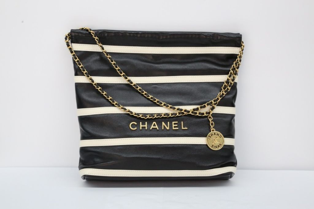 샤넬 블랙 & 골드 뉴 컬러 22백