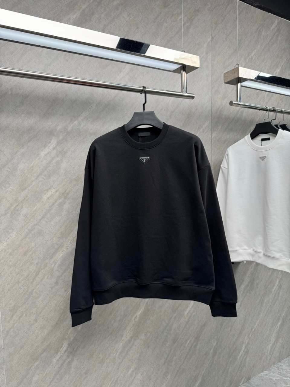 프라다 중앙 가슴 로고 플레이트 맨투맨