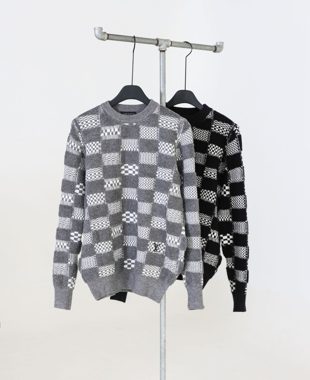 LV 자수로고 모노 테리 짜임 라운드 스웨터