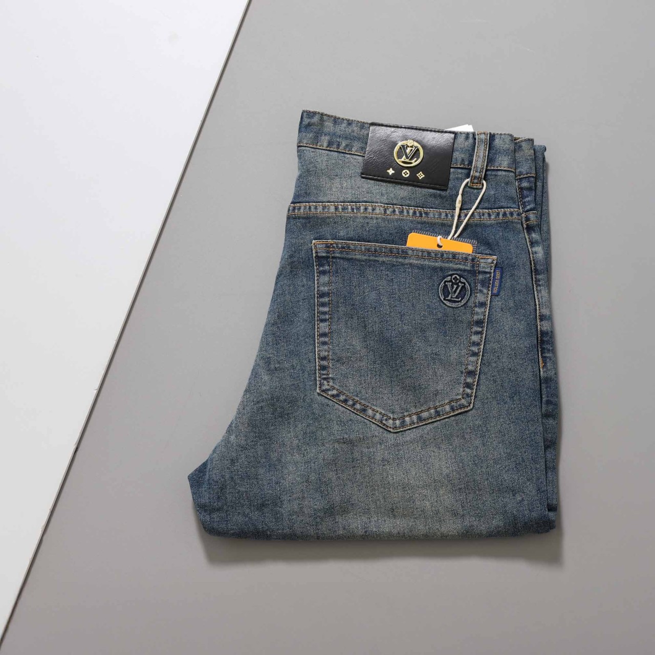 #루이비통 [ L.V ] 수입 LV 라운드 로고 스트레이트 데님 팬츠 입고💢 #남성하의 #청바지