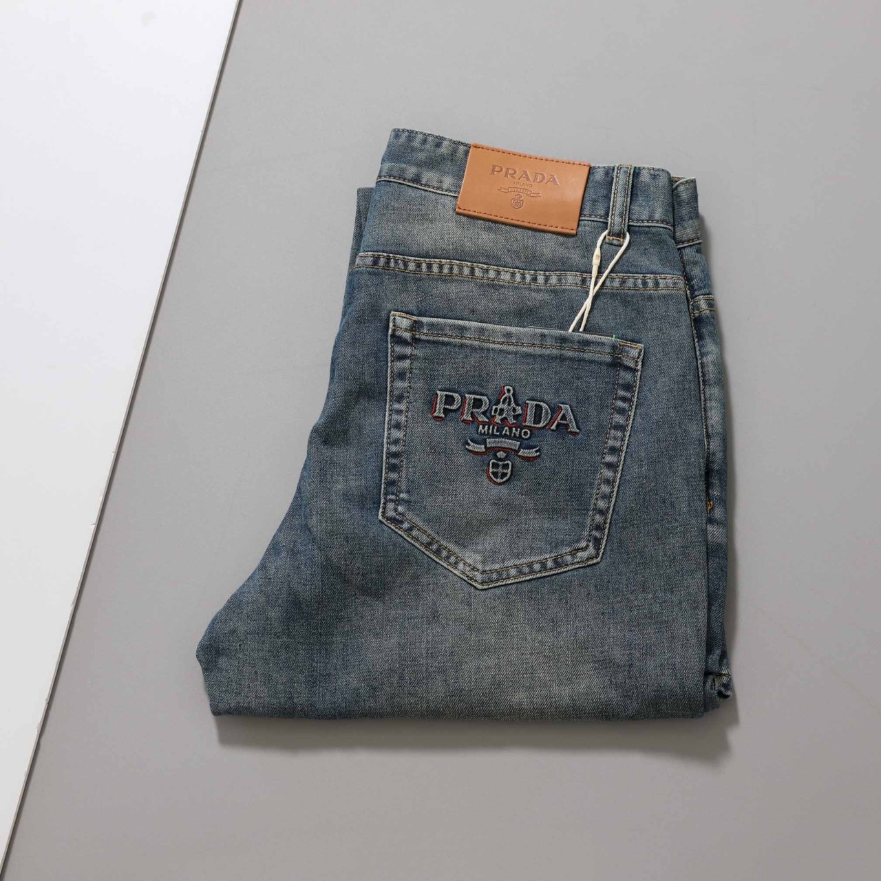 #프라다 [ P*ADA ] 수입 엠보싱 로고 데님 팬츠 입고💢 #남성하의 #청바지