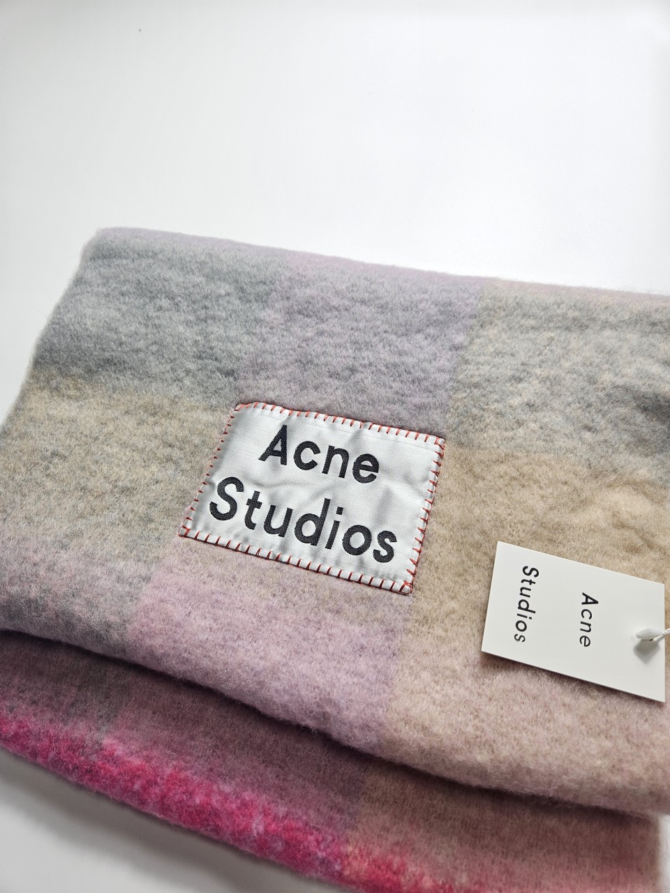 아크네 체크 머플러