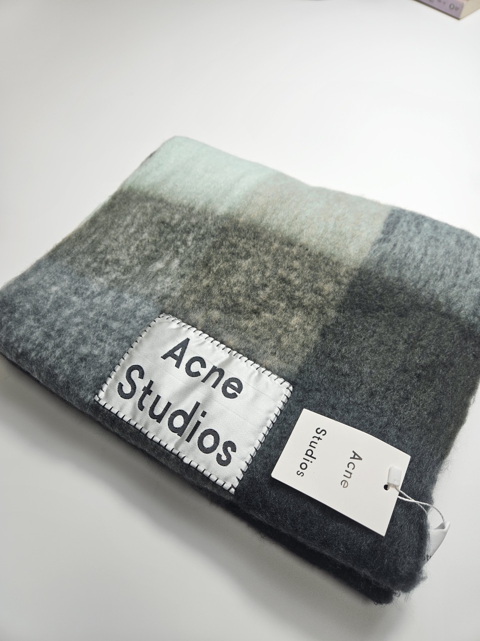 아크네 체크 머플러