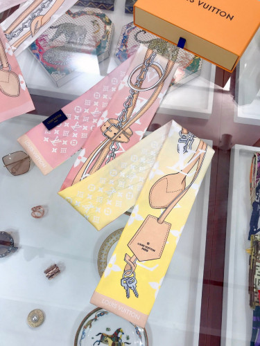 루*이비통 컨피던셜 트윌리 스카프 입고~