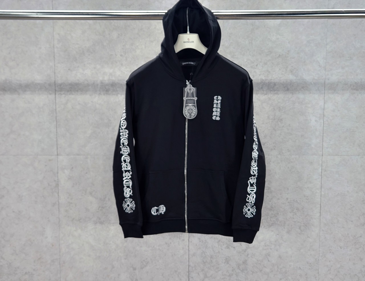 2025 크*** ChromeHearts 세로로고 후드집업 입고~