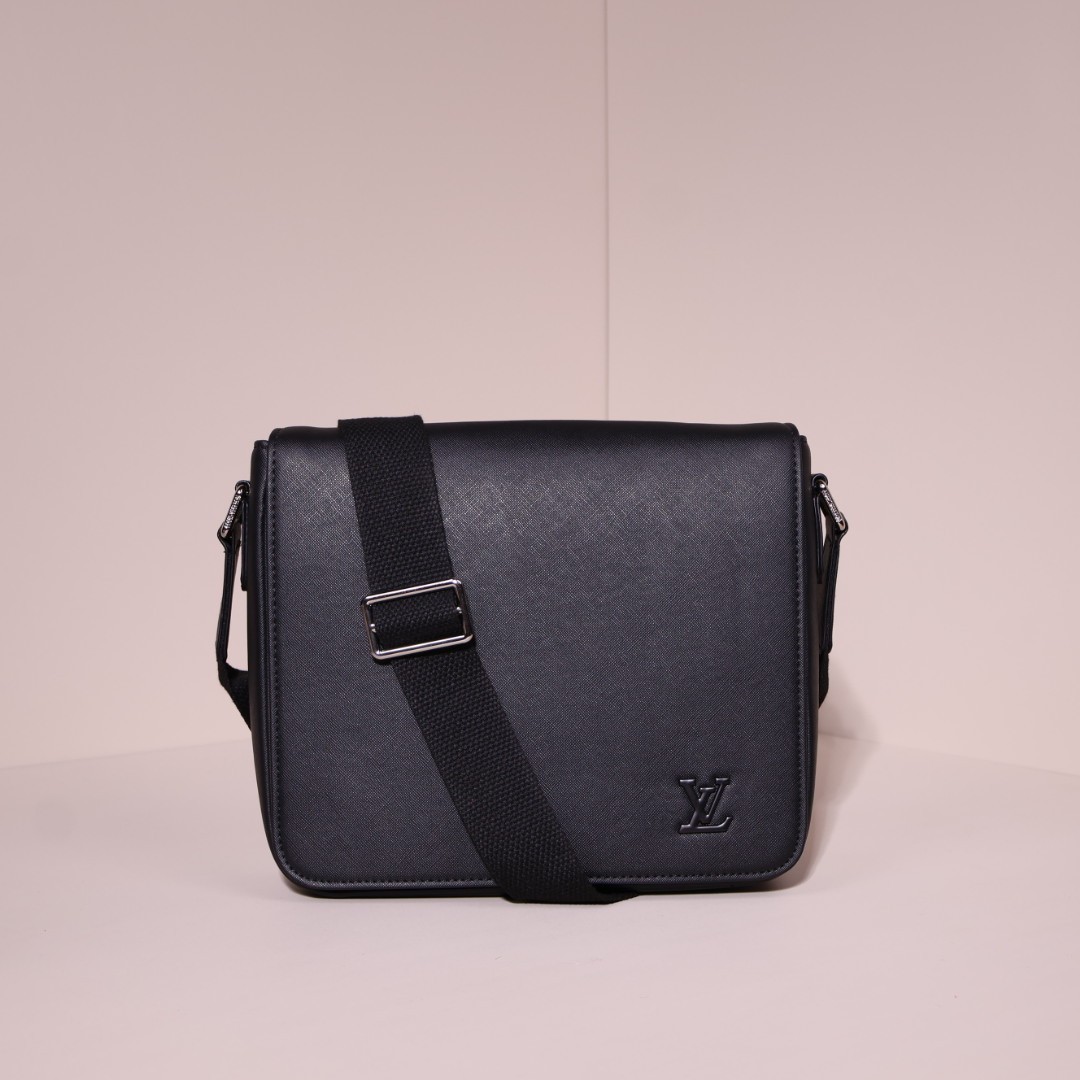 ✨루이비통 디스트릭스 pm 타이가 블랙 ✨