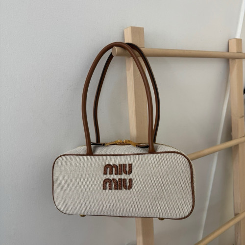 🤴🏻  #미우미우 (M*u) 가죽 보 백🤴🏻