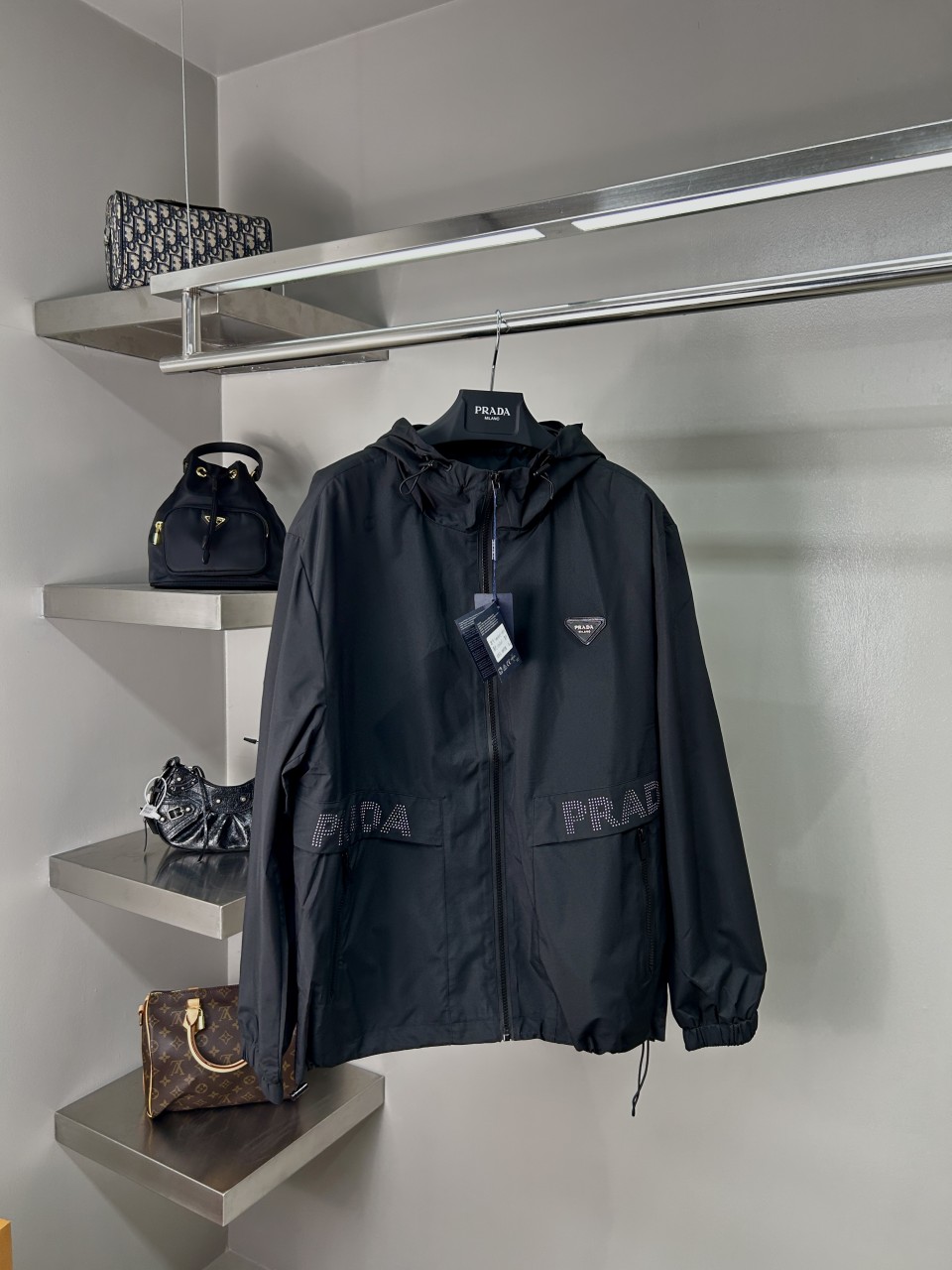 #프라다 삼각로고 바람막이