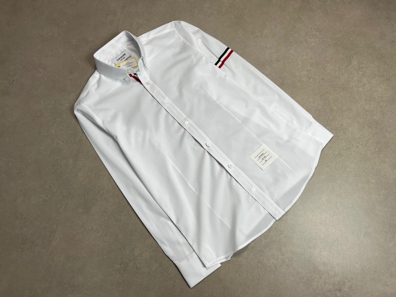 #톰브라운 암밴드 셔츠