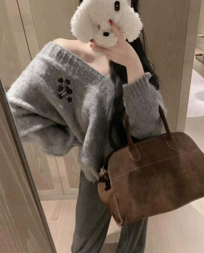 #크롬하츠 [ CHROME ] 수입 로고 레더패치 헤어리 브이넥 스웨터 입고💢 #여성상의 #스웨터