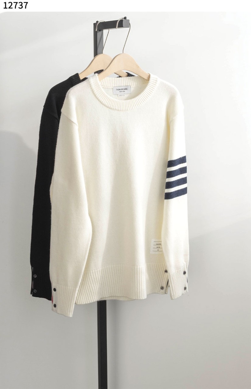 #톰브라운 [Thom Browne] 램스울 사선완장 라운드 니트 신상입고💢 #상의 #니트 #12737