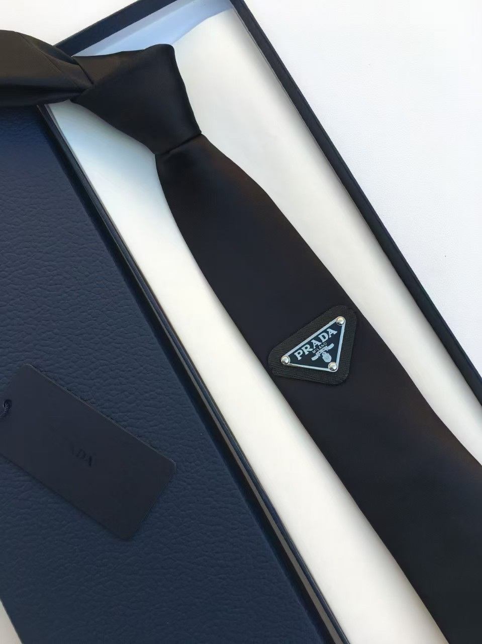 프*다 삼각로고 실크 넥타이