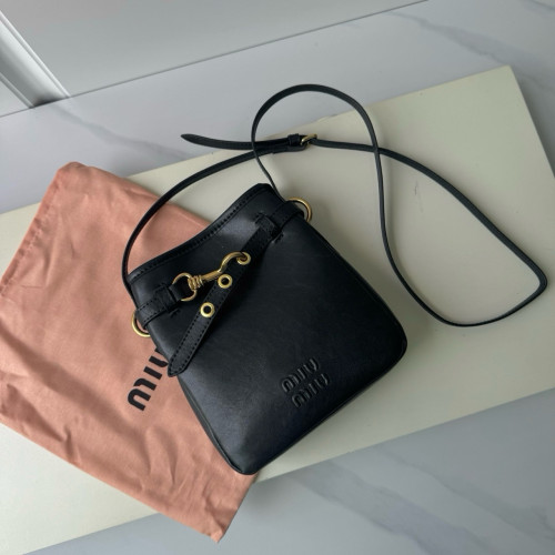 🤴🏻#미우미우 나파 가죽 미니 파우치🤴🏻신상 입고🤴🏻