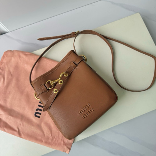 🤴🏻#미우미우 나파 가죽 미니 파우치🤴🏻신상 입고🤴🏻