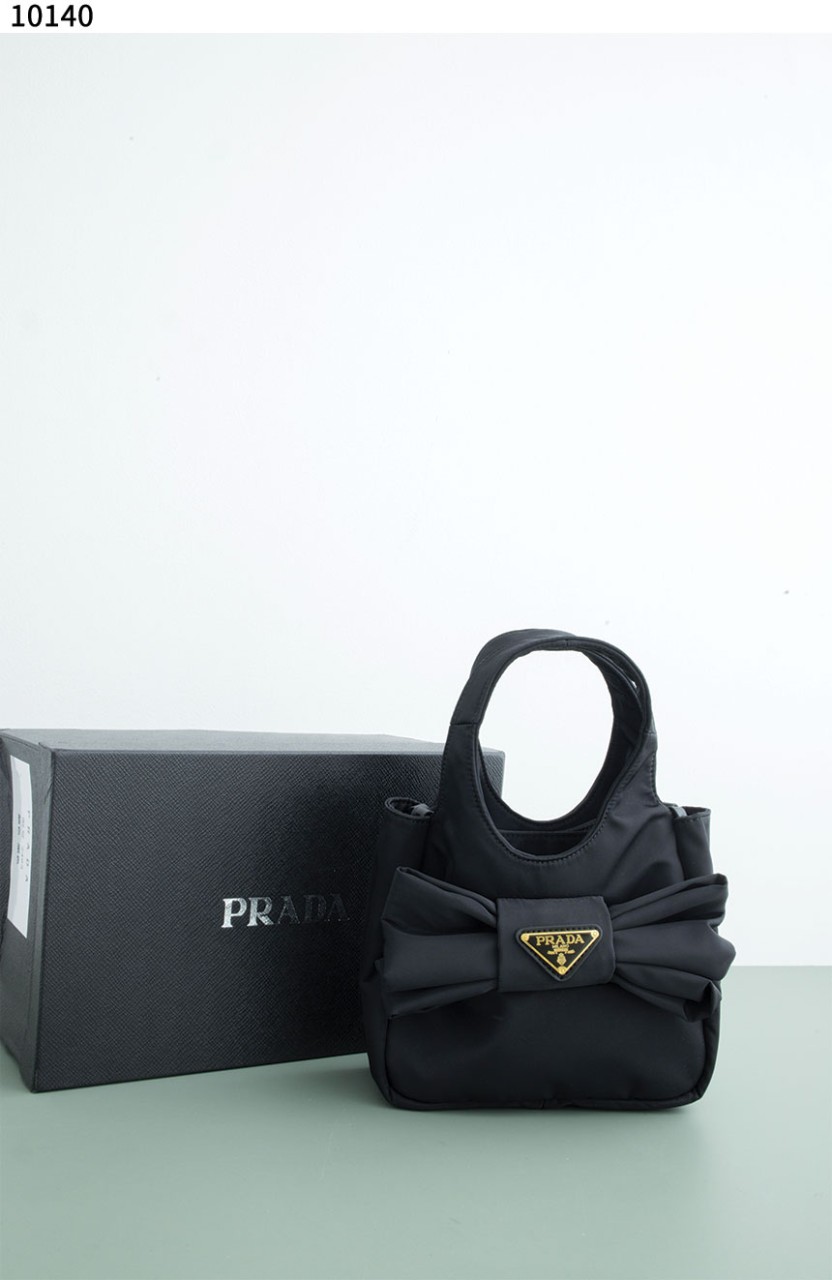 #프라다 [PRADA] 프라다 트라이앵글 로고 리본 장식 패딩 리나일론 미니 토트백 신상입고💢 #가방 #10140