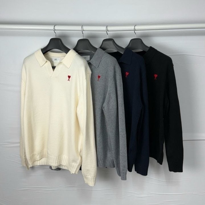 아미 스몰 레드 하트 오픈 카라 니트