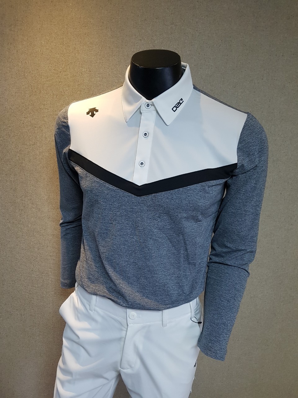 데상트 브이 배색 골프 카라티