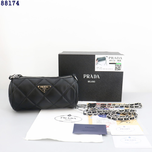 #DF #프라다 삼각로고 원통 레더 체인백