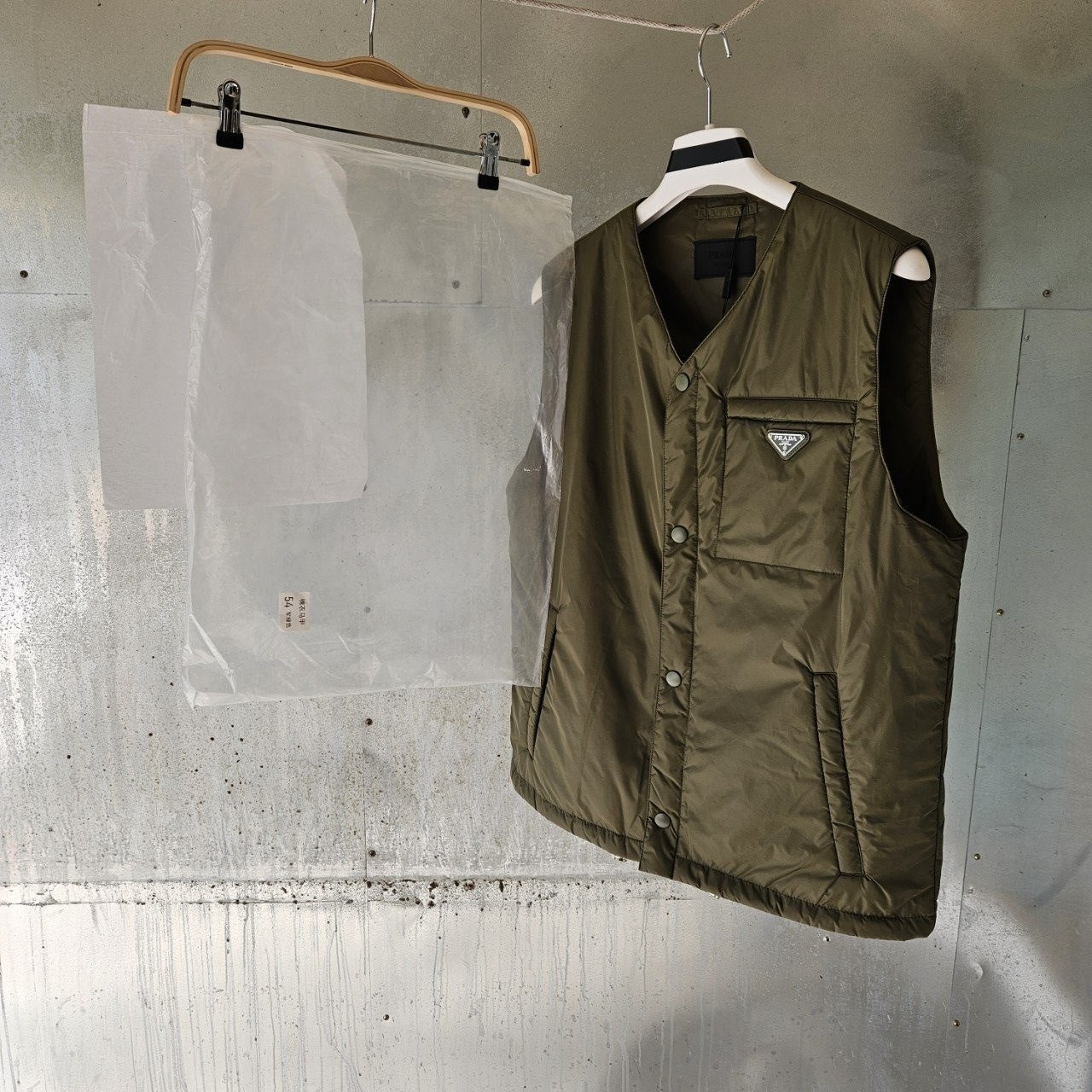 💕 프** 에나멜 트라이앵글 로고 조끼