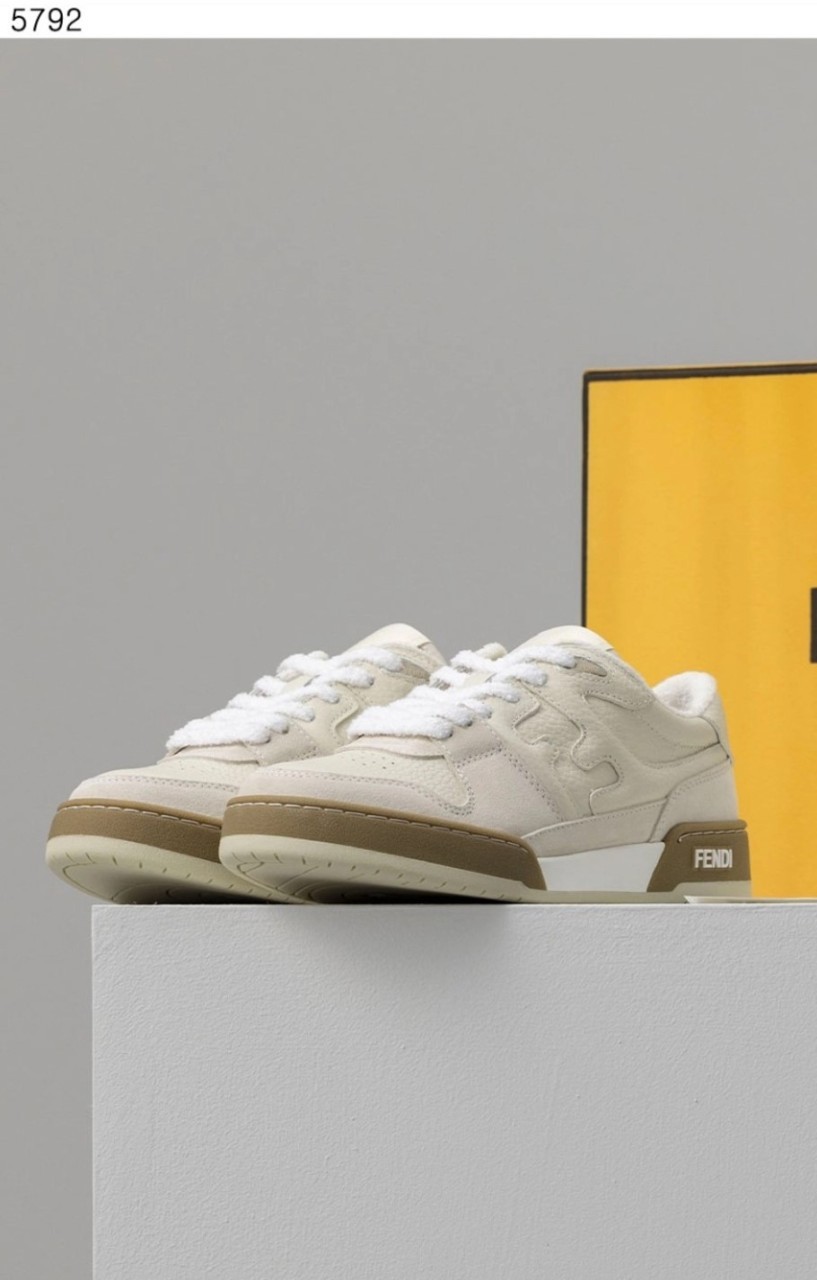 #펜디 [FENDI] 수입프리미엄급 펜디 매치 화이트 스웨이드 로우탑 신상 입고💢 #태그 #신발 #5792