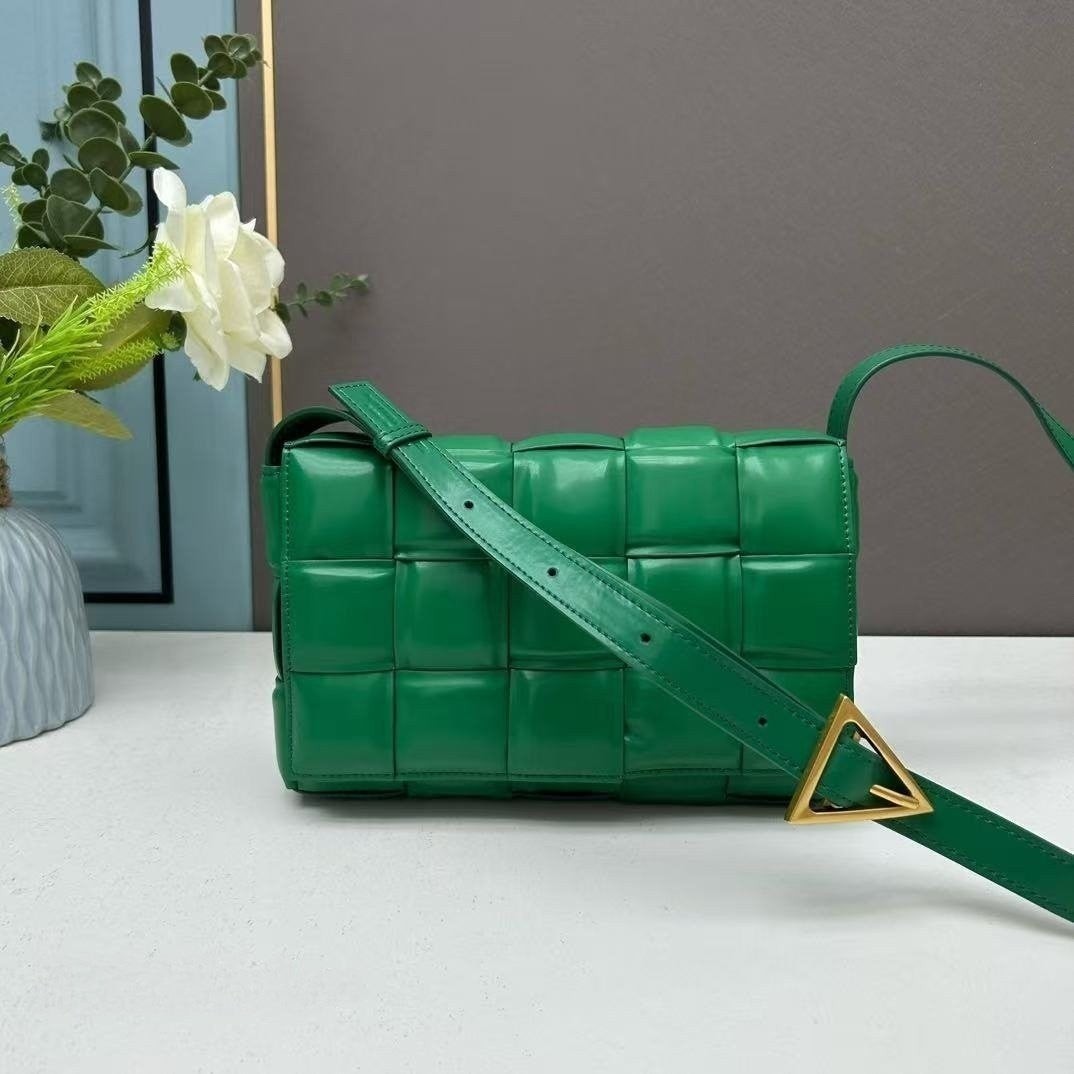 보테 패디드 카세트백