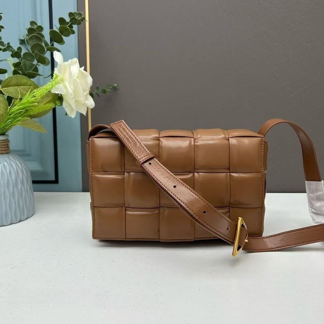 보테 패디드 카세트백