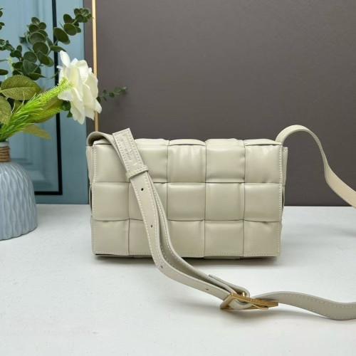 보테 패디드 카세트백